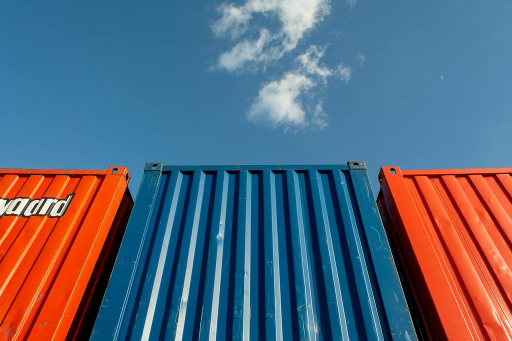 Container bekas dapat dimanfaatkan sebagai gudang penyimpanan, kantor, atau bahkan sebagai tempat usaha sementara untuk meningkatkan efisiensi dan menghemat biaya operasional bisnis.