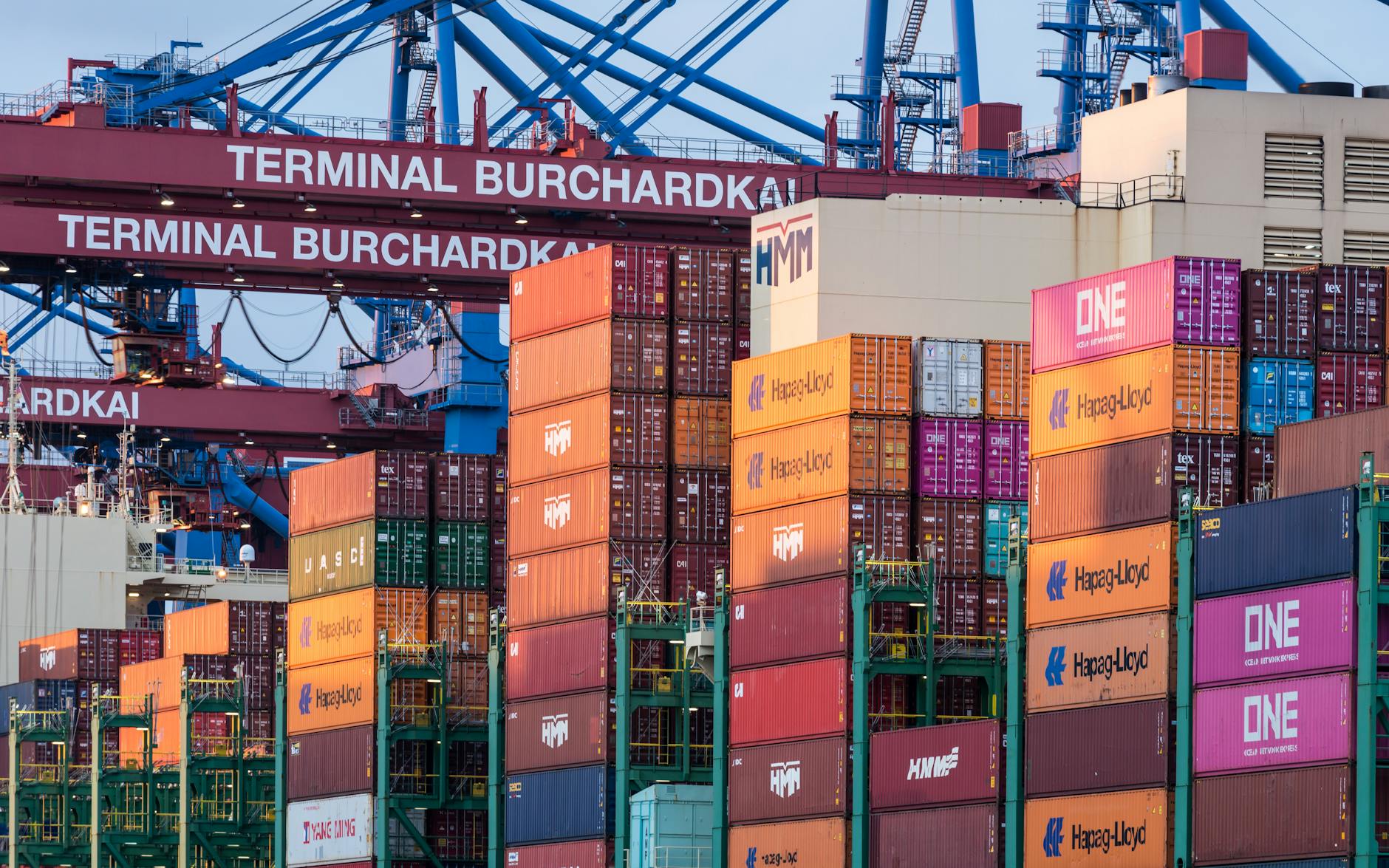 Container bekas yang telah direnovasi menjadi ruang kantor yang unik dan fungsional untuk mendukung kegiatan bisnis dengan gaya industri yang modern dan ramah lingkungan