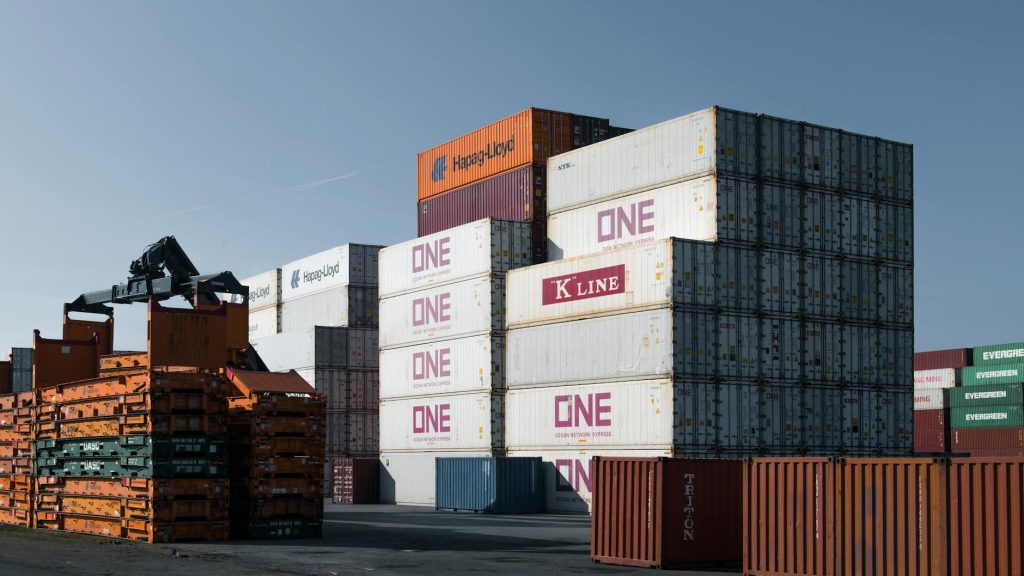Container bekas dapat dimanfaatkan sebagai solusi penyimpanan yang efektif dan ramah lingkungan untuk berbagai keperluan bisnis termasuk gudang, kantor, dan ruang pameran.