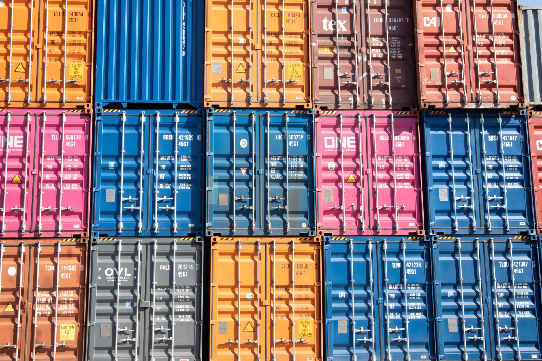 Container bekas dapat dimanfaatkan sebagai tempat penyimpanan, kantor, atau ruang pameran untuk bisnis kecil dan menengah dengan biaya yang efisien.