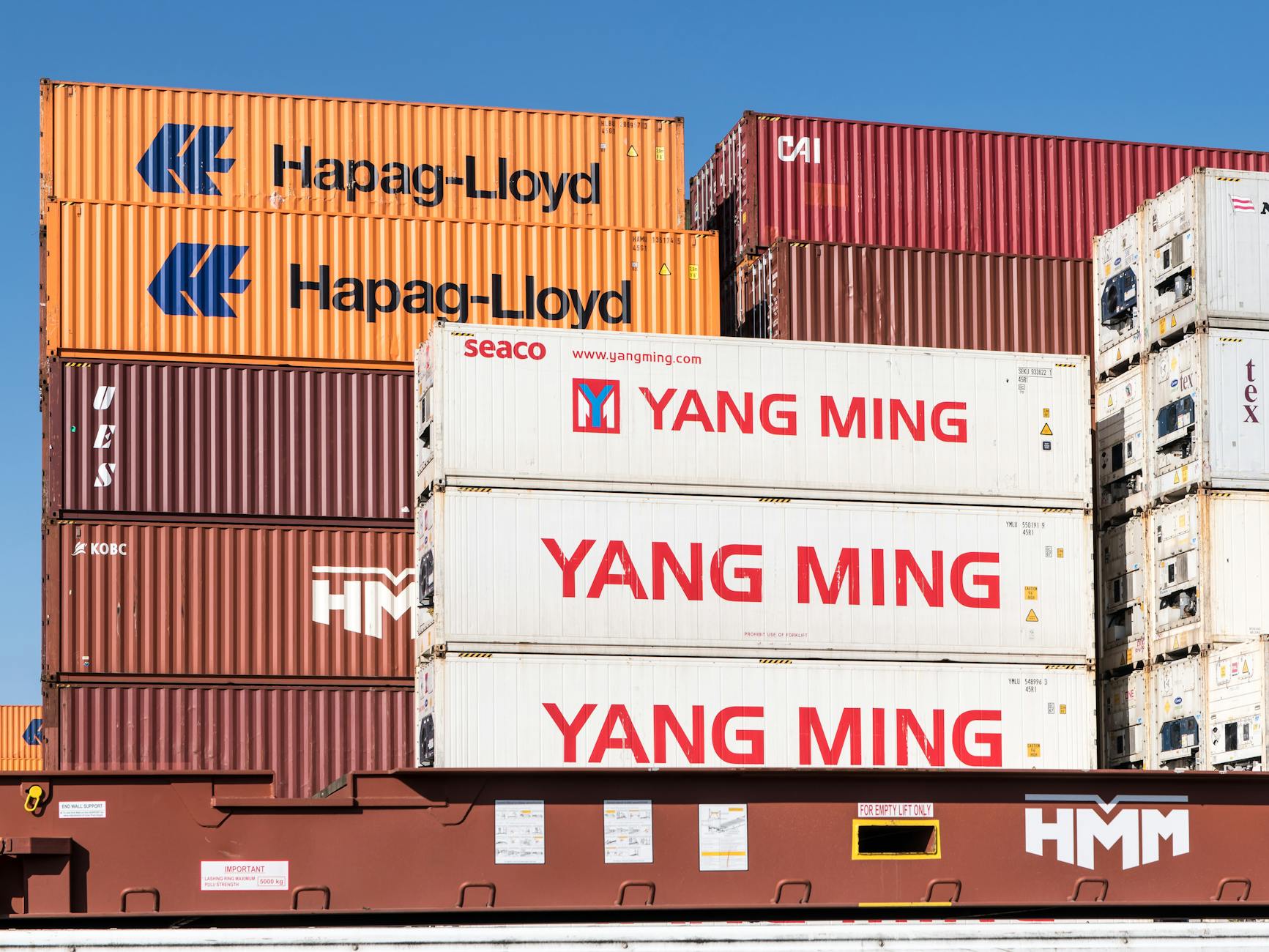 Container bekas dapat dimanfaatkan sebagai gudang penyimpanan, kantor, atau bahkan sebagai tempat usaha seperti cafe atau restoran untuk meningkatkan efisiensi dan mengurangi biaya operasional bisnis.