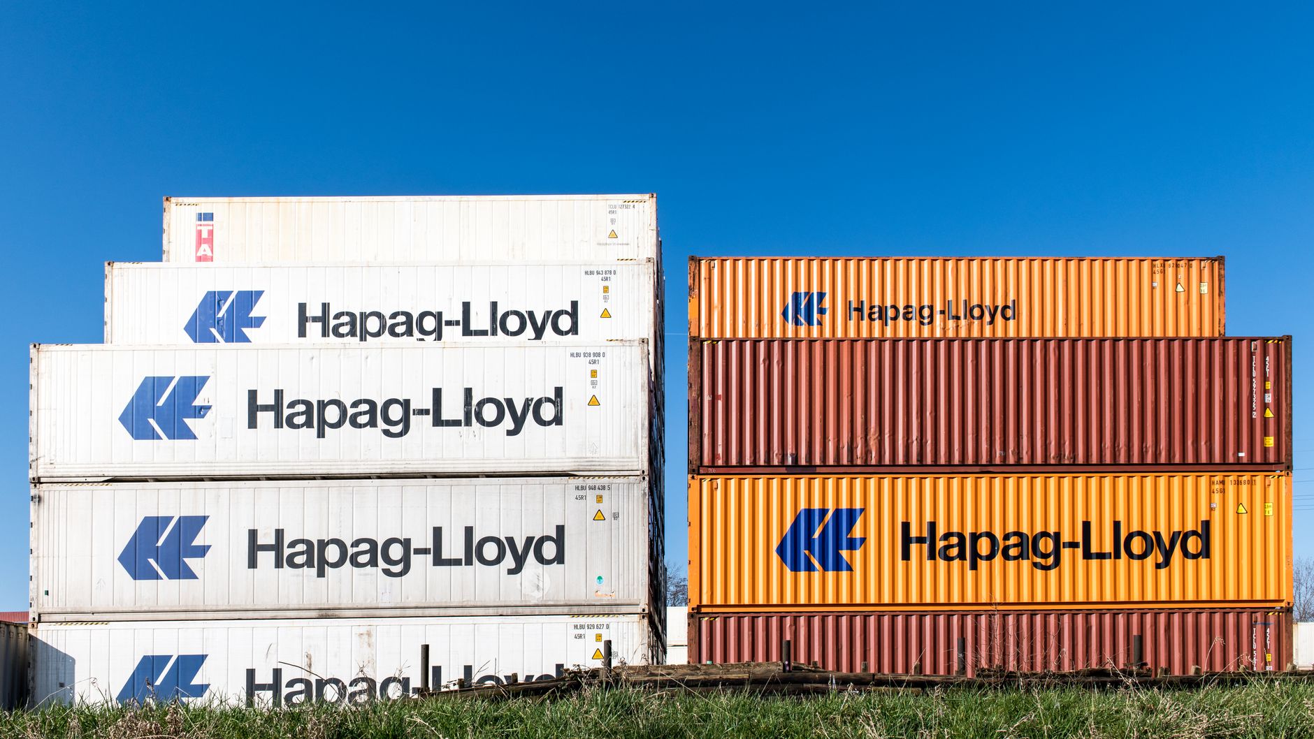 Container bekas dapat dimanfaatkan sebagai gudang penyimpanan, kantor, atau bahkan sebagai ruang pameran untuk bisnis kecil dan menengah.